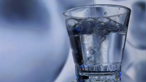 Det saknas studier av långtidseffekterna av silvervatten, säger Hanna Karlsson. Silvervatten hälls i glas.