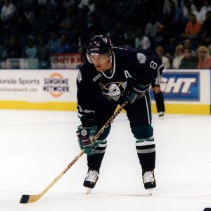 Historiens första Maurice Richard-vinnare. Teemu Selänne i Ducks-tröjan hösten 1999.
