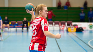 Erica Gustafsson spelade i BK-46 fram till flytten till Atlas för två år sedan. Nu är det Karis som gäller igen. Erica Gustafsson