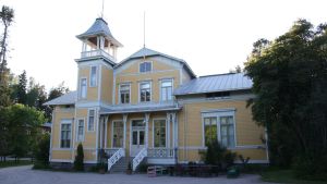Finns folkhögskola som idag ägs av yrkesskolan Omnia. Finns folkhögskola i Esbo.