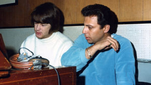 The Wrecking Crew soitti myös Pet Sounds -levyllä. Kuvassa Brian Wilson ja Hal Blaine. Brian Wilson ja Hal Blaine. Kuva dokumenttielokuvasta The Wrecking Crew.