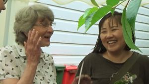 Gerda samarbetar med tolken Keiko Morishita En finsk och en asiatisk kvinna talar.