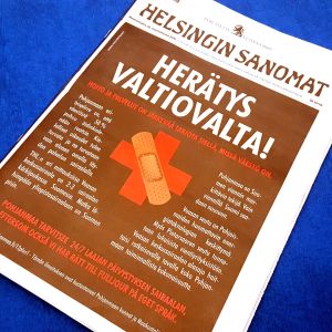 Helsingin Sanomats första sida som pryds av en helsidesannons om behovet av omfattande jour på Vasa centralsjukhus.