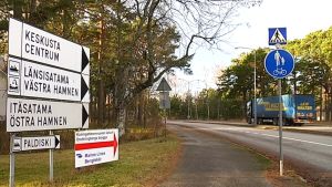Korsmansgatan är livligt trafikerad på grund av hamnen. Nu planerar man flytta en del av Korsmansgatan, men på sikt ska hela gatan planeras om. Långtradare på KOrsmansgatan i Hangö.