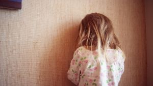Psykiskt våld hör till de mest accepterade formerna av våld. Barn som gömmer sig mot en vägg