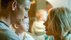 Nicky (Esben Smed) och Lina (Julie Grundtvig Wester) med sin lilla son Milas. Nicky och Lina tillsammans med sin lilla son.