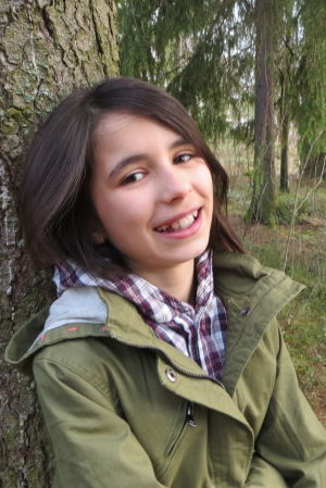 Asta Sharma i skogen, hon är finalist i MGP.
