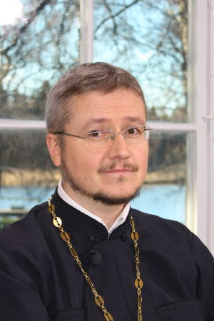 porträtt av den ortodoxa prästen Mikael Sundkvist.