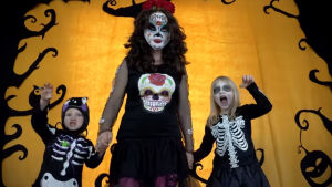 Pirjo Dorman samt barnen Taika och Saima i en Halloween-video i år. Barn i Youtube-video på Halloween 2017.