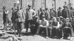 Majoriteten av fångarna var väldigt unga killar. Fångar och väktare på Sveaborg 1918.