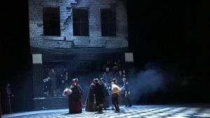 Kören har en stor roll i Askungen. Det är också mycket dans. “Inte direkt ballett då det är gubbkören, utan snarare folkdans”, säger Bergström.. Rök och blåaktigt ljus på körsångare på Kungliga Operans scen
