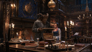 Odjuret och Belle delar båda ett intresse för böcker. Odjuret (Dan Stevens) visar sitt bibliotek för Belle (Emma Watson).