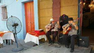 Bilden är tagen under Michaelas resa till Buenos Aires. Två herrar spelar traditionell musik utanför en restaurang i Buenos Aires.