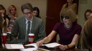 Andrew Bolton ja Anna Wintour. Metin kuraattori Andrew Bolton ja Voguen päätoimittaja Anna Wintour kokouksessa. Ruutukaappaus dokumenttielokuvasta Toukokuun ensimmäinen maanantai (2016).