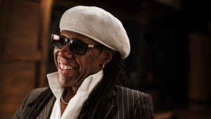 Nile Rodgers, Chicin kitaristi. Chic-kitaristi, musiikkituottaja Nile Rodgers. Kuva dokumenttisarjasta Soundbreaking.