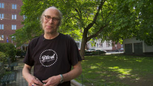 Vesa Vierikko Lallukan taiteilijakodin edustalla.