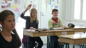 De här eleverna i Kronohagen i Helsingfors har fått en behörig lärare, efter år med många lärarbyten. Lektion i Kronohagens lågstadieskola, Helsingfors.