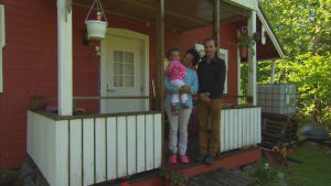 Mårten Lindholm kopplar av med familjen på Caprera så ofta han kan. Mårten Lindholm med familj på sommarstugan