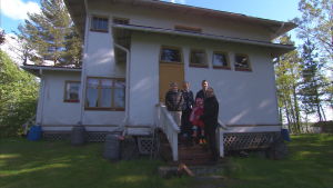 Tre generationer Kolam vid familjens jugendvilla på ön. Kerstin Kolam med familj på sommarstugan
