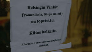 Trots att servicen har flyttat är det många som kommer och knackar på. Meddelande till kunder att Vinkki har stängt i Helsingfors