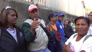 Venzuelalaiset joutuvat jonottamaan tuntikausia saadakseen peruselintarvikkeita, kuten makaroonia tai jauhoja. Ihmiset jonottavat Venezuelassa