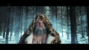 Kari "Tykylevits" Tykkyläinen tulee metsästä turkki päällään #kulttuurivälikysymys -videon kuvauksissa