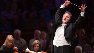 Kapellimestari Sakari Oramo johtaa BBCn sinfoniaorkesteria.
