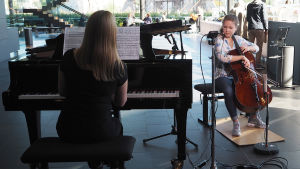 Annan pianistina on Sonja Fräki. Sellisti Anna Westerlund Kantapöydän opiskelijatreffeillä Musiikkitalon kahvilassa 14.9.2016. Pianistina Sonja Fräki.