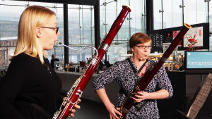 Fagotistit Kaisu Kari ja Laura Clewer soittamassa Kantapöydän suorassa lähetyksessä Musiikkitalon kahvilassa 2.11.2016. Fagotistit Kaisu Kari ja Laura Clewer soittamassa Kantapöydän suorassa lähetyksessä Musiikkitalon kahvilassa 2.11.2016.
