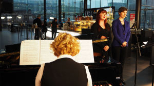 Sopraano Alina Koivula ja mezzosopraano Ylva Gruen sekä pianisti Laura Kivikoski Kantapöydässä 23.11.2016. Sopraano Alina Koivula ja mezzosopraano Ylva Gruen sekä pianisti Laura Kivikoski Kantapöydässä 23.11.2016.