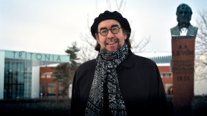 Professor emeritus Hannu Katajamäki är nöjd med utvecklingen på lokalt plan men oroad över ökad byråkrati. Hannu Katajamäki.