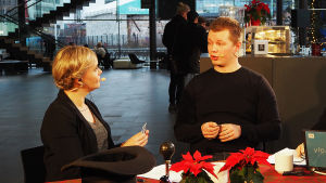 Kantapöydän suora lähetys Musiikkitalon kahvilassa 14.12.2016, toimittajana Riikka Holopainen. Sibelius-Akatemian kirkkomusiikin opiskelija Toni Hintsala on Riikka Holopaisen jututettavana Kantapöydän suorassa lähetyksessä Musiikkitalon kahvilassa 14.12.2016.