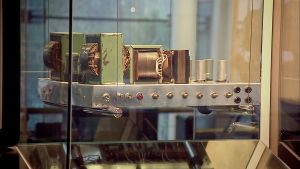 "Ken Bran suostui rakentamaan vahvistimen, jota kuka tahansa muu alan ammattilainen olisi pitänyt huonona." –Pete Townshend Ensimmäisen Marshall-vahvistimen prototyyppi