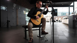 Taavi Kiviranta soittaa Kantapöydän suorassa lähetyksessä 1.3.2017. Kitaristi Taavi Kiviranta soittaa Kantapöydän suorassa lähetyksessä Musiikkitalon kahvilassa 1.3.2017.