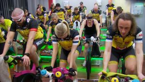 Under hösten och vintern har Team Rynkeby-lagen spinningtränat inomhus. Träningarna på landsvägscykel inleddes i början av april. En grupp cyklister tränar på spinningcyklar inomhus.