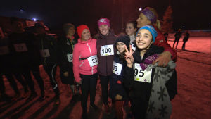 Tanja Piha och Kirsi Valasti tillsammans med unga löpare från Icehearts. Tanja Piha och Kirsi Valasti från Run for Good tillsammans med några unga deltagare i löptävling.