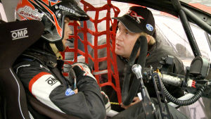 Niclas tillsammans med stallchefen Niklas Ehrnsten. Niclas sitter i sin rallybild och får instruktioner av sin stallchef Niklas Ehrnsten.