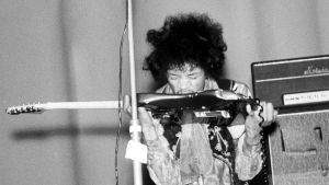 Jimi Hendrix sooloilee hampaillaan Kulttuuritalolla vuonna 1967. Jimi Hendrix soittaa kitaraa hampaillaan Helsingin Kulttuuritalon konsertissa.