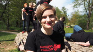 Saara Pellander, 36, on turkulainen poliittisen historian tutkijatohtori Helsingin yliopistossa. Saaran perheeseen kuuluu avopuoliso ja kaksi lasta. Turun yliopiston kuoron kautta Saara on tuntenut Slavonic Tractorin sen perustamisesta lähtien. Traktoreihin liittyminen oli haave, joka toteutui syksyllä 2012, yhtye etsi uusia laulajia. Slavonic tractor