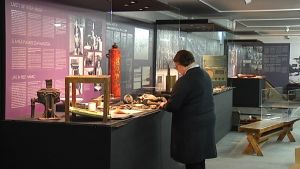 Basutställningen är uppbyggd på nytt. Barbro Kulvik är en av utställningens arkitekter. Hangö frontmuseums utställning "Hangö i främmande händer".