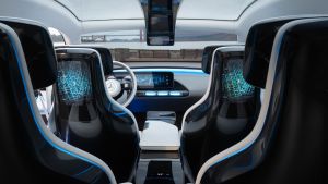 Sähköautot kaipaavat karttaan dataa esimerkiksi vapaista latauspaikoista. Kuva Mercedes-Benzin uudesta sähköautokonseptista. Mercedes-Benzin Concept EQ -sähköauto, mainoskuva