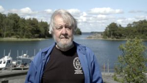 Magnus Lindström on tehnyt tutkimusta Tvärminnessä kohta 50 vuotta. Tutkija Magnus Lindström merenrannalla Tvärminnessä.