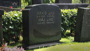 Arvidin ja Majn hauta sijaitsee Hietaniemen hautausmaalla korttelissa nro 27. Arvid ja Maj Lindin hauta Hietaniemen hautausmaalla Helsingissä.