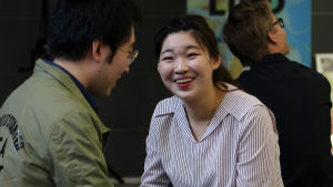 Jiyoung Kim rentoutuu kilpailun alkueriin osallistuneen Jun Ho Kimin seurassa välieräsuorituksensa jälkeen. Pianisti Jiyoung Kim
