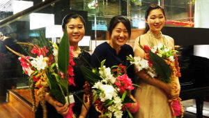 Etelä-Korean Suomen suurlähettiläs yllätti mahtavilla kukkakimpuilla etelä-korealaiset Maj Lind -finalistit. Etelä-Korean finalistipianistit Maj Lindissä 2017