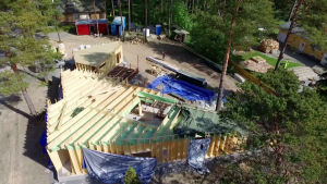 Uusi sarja seuraa omakotitalon rakentamista. Talon on tarkoitus kestää ainakin seuraavat sata vuotta.