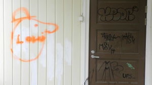Klotter på den gamla läkarvillans veranda i Nickby. Klotter på läkarvillans veranda.