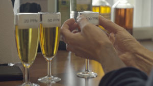 "Jag gav pappa ett snapsglas morgon och kväll" säger Kristian som tillverkar sitt eget silvervatten. Silvervatten av olika styrka i glas.
