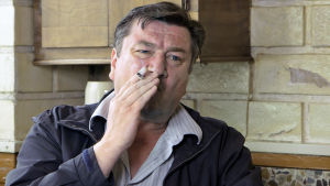 Aki Kaurismäki och Leningrad Cowboys var ingen bra kombination då det gällde drykesvanor. Aki Kaurismäki kertoo Le Havre -elokuvan tekemisestä.