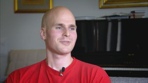 Det är mycket som jag inte förstod då, men som jag förstår nu när jag läser vad mamma har skrivit, säger Samuel Snellman om Gerds bok. Samuel Snellman pratar